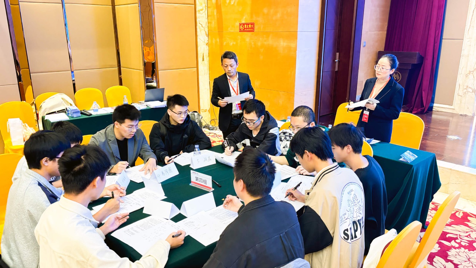 2無領(lǐng)導(dǎo)小組討論.jpg